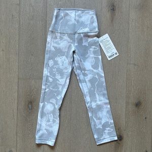 align crop 21" lucid floral jacquard silver drop white size 2 lululemon nwt